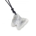 Colgante de mariposa en piedra natural gris con cordón negro trenzado y detalle de cuenta - Labradorita