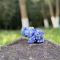 Mini figura de elefante tallada en cristal de sodalita natural con veteado azulado - Jaspe de Puntos Azules