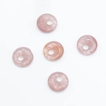 Cinco piezas de dijes dona de 14mm en cristal rosa natural con texturas de cuarzo - Cuarzo Fresa