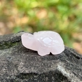 Statuina di tartaruga in quarzo rosa su pietra naturale con muschio all'aperto - Quarzo rosa