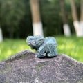 Figura de elefante miniatura tallada a mano en piedra de sangre natural con manchas rojas - Piedra de Sangre Africana