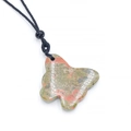 Colgante de mariposa de unakita tallada a mano con acabado de piedra natural verde y naranja - Unakita