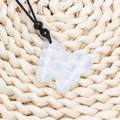 Colgante mariposa de opalina blanco lechoso con cordón negro trenzado ajustable para collar - Opalo (Sintético)