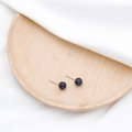 Ohrstecker aus blauem Sandstein mit Sternenhimmel-Effekt und silbernen Steckern - Blauer Sandstein (Synthetisch)