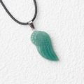 Collana con ciondolo a forma di ala in avventurina verde e cordino nero - Avventurina Verde
