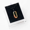 Pendentif anneau ovale en quartz rose naturel avec cordon tressé dans un boîtier d'affichage - Unakite