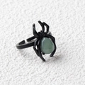 Punk Spinnenring aus schwarzem Metall mit grünem Tropfen-Kristall für Halloween - Grüner Aventurin / Antiksilber