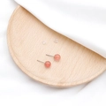 Elegante natürliche orangefarbene Mondstein-Ohrstecker mit silbernen Pins und Silikonstopfen - Wassermelonenrot (Synthetisch)