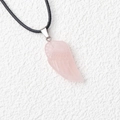 Collana con ciondolo ad ali d'angelo in quarzo rosa naturale e cordino nero - Quarzo rosa