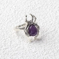 Silberner Spinnenring mit lila tropfenförmigem Kristall und verstellbarem offenem Band - Amethyst / Antiksilber
