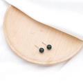Dunkelgrüne Kristall-Ohrstecker mit Silberstift auf einem Holztablett serviert - Indischer Achat