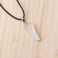 Pendentif ailes d'ange en cristal blanc avec cordon noir et plumes finement gravées - Cristal blanc