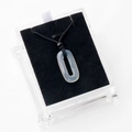 Pendentif ovale en quartz rose avec cordon noir dans une boîte cadeau de luxe - Agate Grise