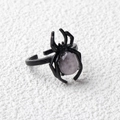 Punk-Spinnenring aus schwarzem Metall mit lilafarbenem tropfenförmigem Stein - Rosenquarz / Antiksilber