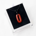 Pendentif ovale en cornaline rouge sur cordon noir tressé dans un coffret de présentation - Jaspe Rouge