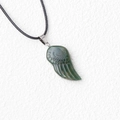 Pendentif aile d'ange en aventurine verte sculptée avec cordon tressé noir - Agate d'Inde