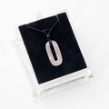 Pendentif ovale en quartz rose sur cordon noir présenté dans une boîte à bijoux - Quartz rose