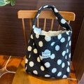 Winter-Plüschtasche mit schwarz-weißem Punktmuster und stabilem Schulterriemen - Schwarzer Hintergrund Weißer Polka Dot Plüsch