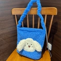 Blaue Plüsch-Einkaufstasche mit weißem Cartoon-Hundestickerei auf Holzstuhl - Blau