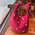 Winterse rode tote bag met pluizige textuur, roze sterren en geplooide handgreep - Angorarood Ster Halve Cirkel Trekkoord Tote Tas