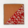 Seidenschal mit Blumenmuster, orangefarbenem Webmuster und Kontrastrand in flacher Ansicht - 62x62cm / Rot (ZY-64)