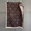 Dettaglio della sciarpa jacquard floreale marrone e beige con eleganti nappe ai bordi - Caffè Marrone
