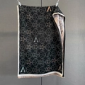 Vista dettagliata del motivo floreale jacquard nero e delle frange sottili sulla sciarpa - Nero