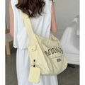 Crèmegele nylon crossbodytas in een grote slouchy-stijl voor het dagelijkse woon-werk - Beige