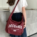 Bourgondisch nylon crossbodytas met witte December 1996 print voor een retro casual look - Retro Koper