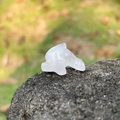 Miniatura di delfino in cristallo rosa intagliato a mano su pietra naturale - Quarzo rosa