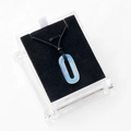 Pendentif ovale en opale bleu clair avec cordon noir sur présentoir en velours - Opale (Synthétique)