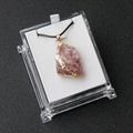 Naturrosa Kristallanhänger mit vergoldetem Rand und schwarzer Kordel in Geschenkbox - Mit Lederkordel / Erdbeerquarz