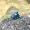 Statuina di delfino in agata muschiata naturale intagliata a mano su pietra - Agata Indiana