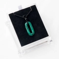 Pendentif ovale en malachite verte avec cordon noir dans son coffret à bijoux - Malachite (Synthétique)