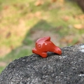 Statuina a forma di delfino scolpita in diaspro rosso su una roccia naturale - Diaspro Rosso