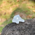 Mini statuetta di delfino da 1 pollice intagliata a mano in cristallo bianco naturale - Cristallo di rocca