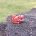 Miniature d'écureuil en agate de cristal naturel brun-rouge avec finition polie - Aventurine violette