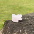Figurine d'écureuil sculptée à la main en cristal de quartz rose naturel poli - Quartz rose