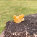 Miniature d'écureuil en cristal jaune sculpté à la main sur une base en pierre naturelle - Topaze