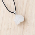 Pendentif crâne en quartz blanc translucide sculpté avec cordon noir tressé - Cristal blanc