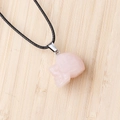 Pendentif crâne en quartz rose sculpté à la main avec cordon noir et fermoir argenté - Quartz rose