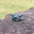 Mini figurine de grenouille sculptée en jaspe vert naturel posée sur un rocher - Agate d'Inde