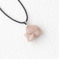 Pendentif tête de mort en pierre de soleil sculptée avec cordon noir et fermoir argent - Aventurine rouge