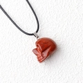 Pendentif crâne en jaspe rouge artisanal avec texture pierre sur cordon tressé noir - Jaspe Rouge