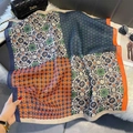 Dettaglio di un foulard vintage a motivi geometrici con cuciture a contrasto e tessuto leggero - 68*68cm / Arancio Blu (FW-146)
