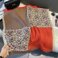 Dettaglio della sciarpa in seta geometrica con motivi mandala boho e accessori di lusso - 68*68cm / Arancio Riso (FW-146)