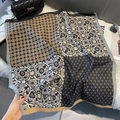Dettaglio di una sciarpa di seta vintage con motivi floreali e geometrici su peluche - 68*68cm / Grigio Nero (FW-146)