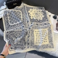 Sciarpa di seta vintage con motivi paisley geometrici beige e blu scuro e accessori eleganti - 68*68cm / Bianco (FW-147)