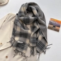 Sciarpa invernale classica a quadri effetto cashmere con frange su trench beige - 53*204cm / Nero e Grigio