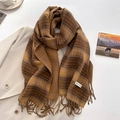 Dettaglio della sciarpa vintage a quadri marroni effetto cashmere con frange e trama spessa - 53*204cm / Marrone Scuro